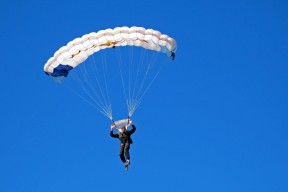 夜間水上滑索体验，激发运动激情，水上滑道尴尬视频