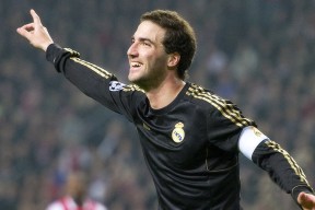 普利茅斯主场斩获胜利，迎来本赛季首胜，球队士气大增，普利茅斯superbird